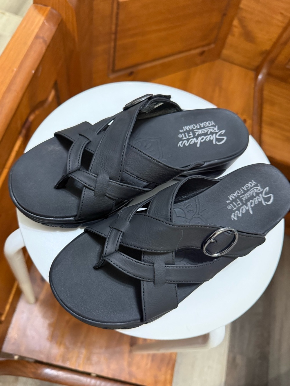 Womens 8.5 Skechers Yoga Foam Sandals